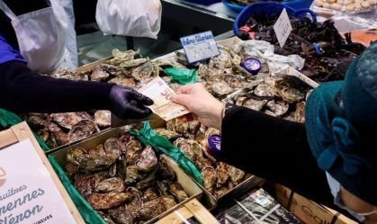 Frutos do mar à venda em uma peixaria no mercado