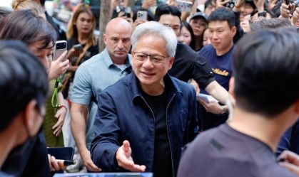 Jensen Huang, CEO da Nvidia, visita uma lanchonete para PCs