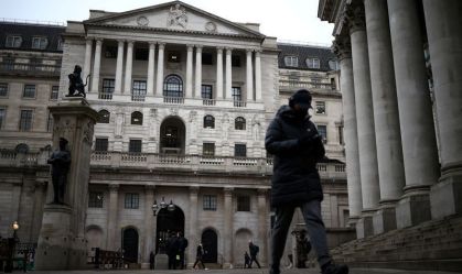 Pessoas caminham em frente ao Banco da Inglaterra, em Londres