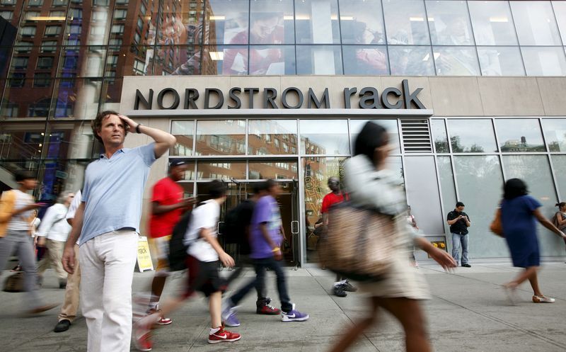 Pessoas passam pela loja Nordstrom Rack na Union Square, em