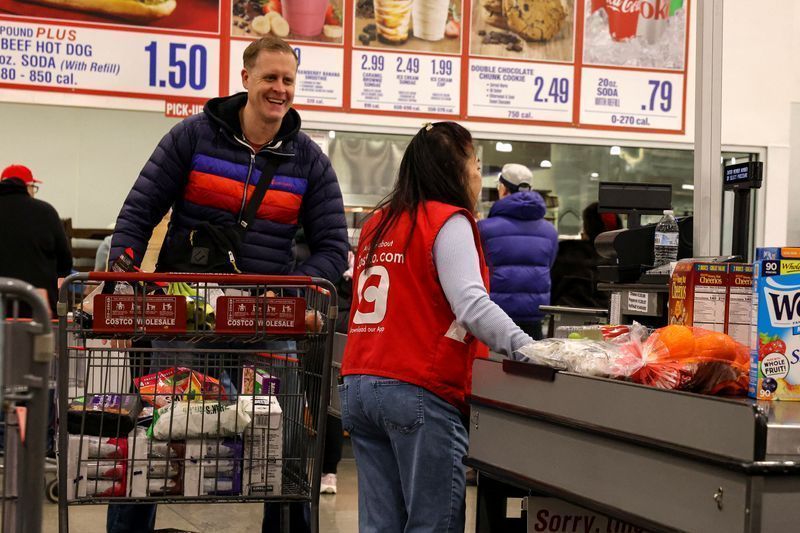 Clientes em uma loja da Costco em Nova York