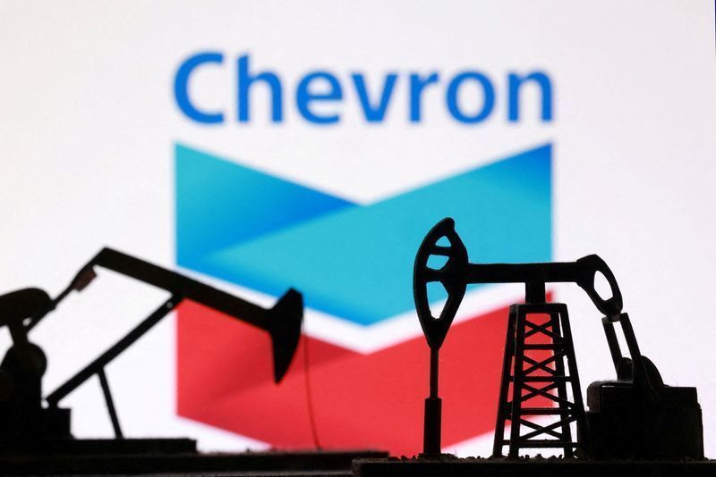 Ilustração de bomba de petróleo e o logotipo da Chevron