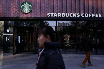 Pessoas passam por uma loja da Starbucks em Pequim