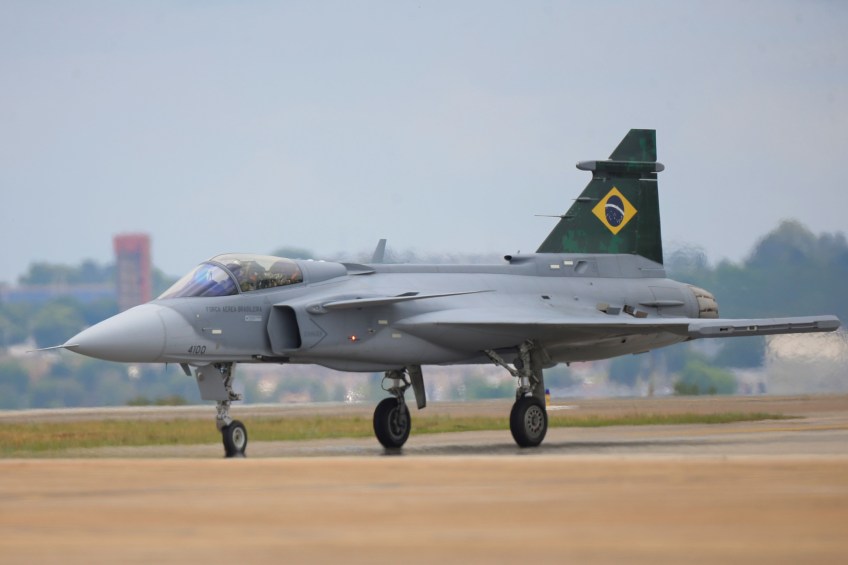 Caça Gripen F-39E da Força Aérea Brasileira é visto durante cerimônia do Dia do Aviador na Base Aérea de Brasília. / Adriano Machado/Reuters (23.out.22)
