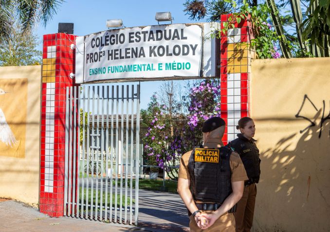 Policiais militares em frente ao Colégio Estadual Professora Helena Kolody, em Cambé, Paraná / REUTERS/Rei Santos