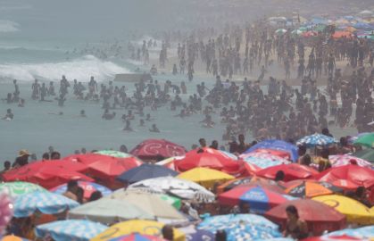Praia de Ipanema lotada durante onda de calor no Rio
