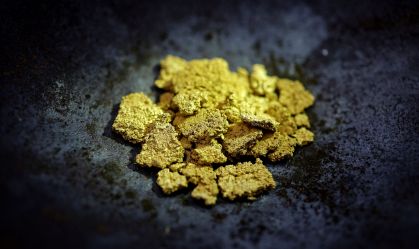 Ouro fecha em alta, com tensões geopolíticas e dólar mais fraco