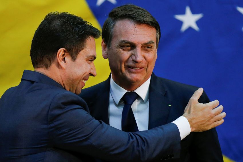 Então presidente Jair Bolsonaro com Alexandre Ramagem em sua posse como diretor da Abin, em Brasília / 11/07/2019 - Reuters/Adriano Machado