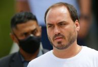 PF deve apreender celular e tablet de Carlos Bolsonaro