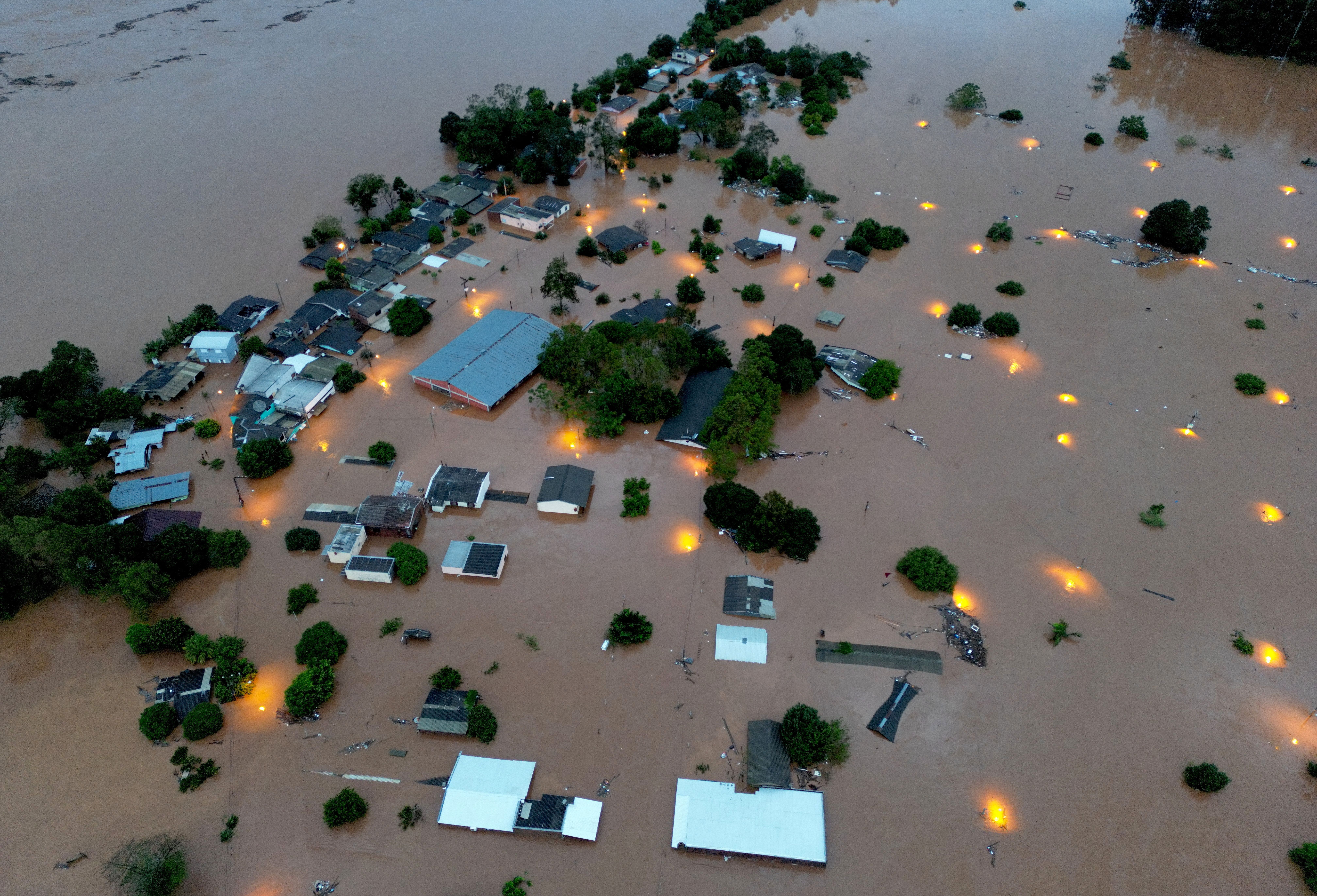Casas inundadas perto do rio Taquari após fortes chuvas na