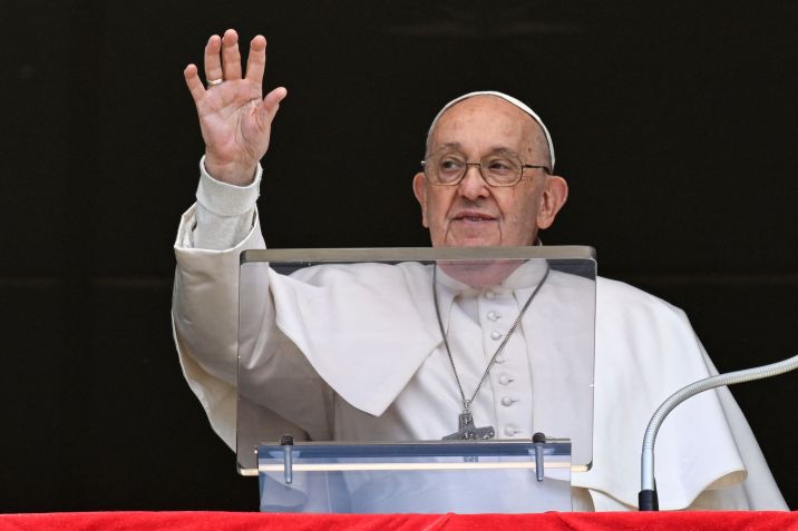 Papa Francisco fala a fiéis na Praça São Pedro, no Vaticano / 05/05/2024 Vatican Media/Divulgação via REUTERS