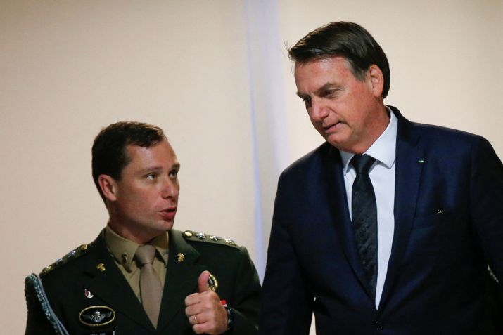 Então presidente Jair Bolsonaro com seu então auxiliar Mauro Cid no Palácio do Planalto / 18/06/2019 REUTERS/Adriano Machado