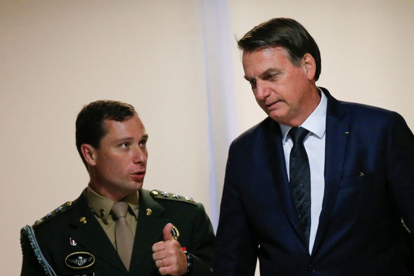 Então presidente Jair Bolsonaro com seu então auxiliar Mauro Cid no Palácio do Planalto / 18/06/2019 REUTERS/Adriano Machado