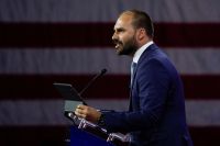 "Há um PGR agindo politicamente", diz Eduardo Bolsonaro