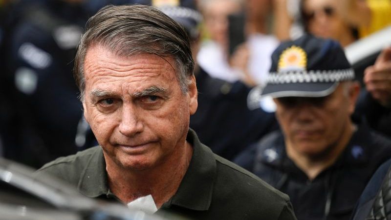 Jair Bolsonaro na saída de hospital em Brasília