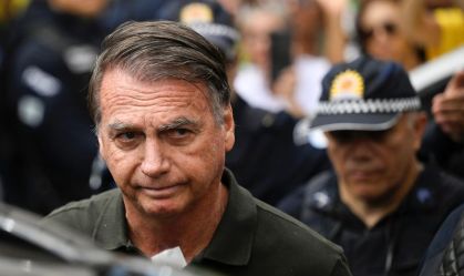 Bolsonaro tem agravamento de crise de soluços e pede visita médica