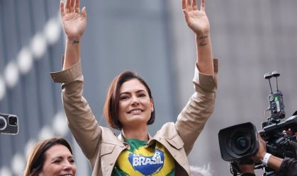 Michelle se fortalece na crise do clã Bolsonaro e quer gesto de Ciro Gomes