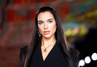 Dua Lipa admite que prefere orientação de astróloga à terapia convencional