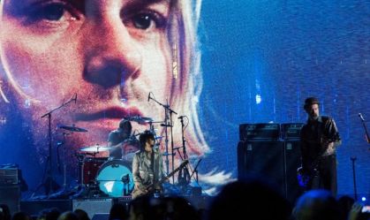 Bebê do álbum "Nevermind" volta a processar Nirvana