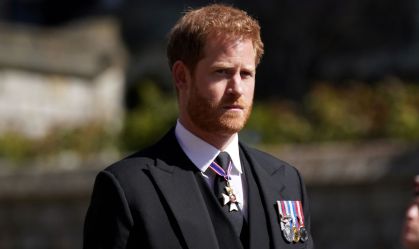 Após Charles ser diagnosticado com câncer, Harry irá ao Reino Unido, diz imprensa britânica
