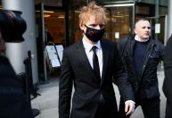Ed Sheeran canta no tribunal durante julgamento sobre direitos autorais