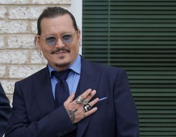 Johnny Depp sorri para fãs durante intervalo de seu julgamento por difamação contra Amber Heard, em Fairfax, no Estado norte-americano da Vírgínia