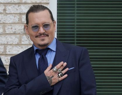 Johnny Depp sorri para fãs durante intervalo de seu julgamento por difamação contra Amber Heard, em Fairfax, no Estado norte-americano da Vírgínia