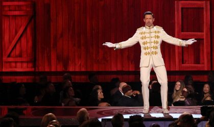 Hugh Jackman testa positivo para Covid pela 2ª vez e se afasta de musical