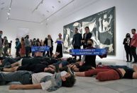 Ativistas se fazem de mortos em frente à obra Picasso em protesto contra cúpula da Otan