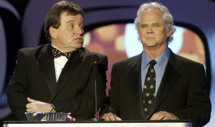 Ator Tony Dow, dado como morto, ainda está vivo no hospital