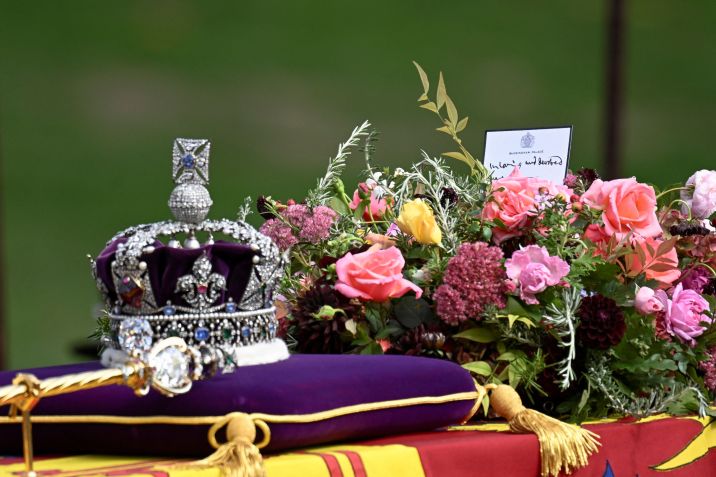 Rei Charles deixa bilhete manuscrito junto a flores no caixão da rainha / 19/9/2022 REUTERS/Toby Melville