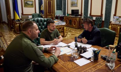 Sean Penn visita Zelensky e empresta Oscar ao presidente ucraniano