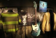 Guitarra azul de Kurt Cobain pode ser vendida em leilão por R$ 3,8 milhões