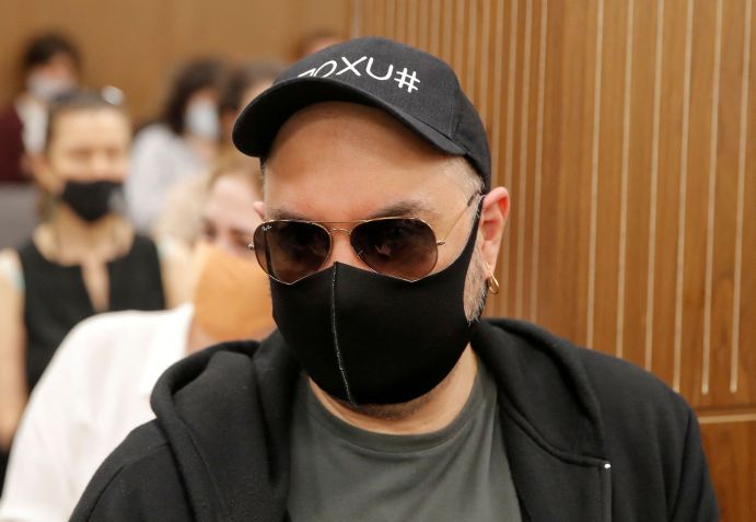 Diretor de teatro russo Kirill Serebrennikov comparece a audiência em tribunal de Moscou / 26/06/2020 REUTERS/Maxim Shemetov