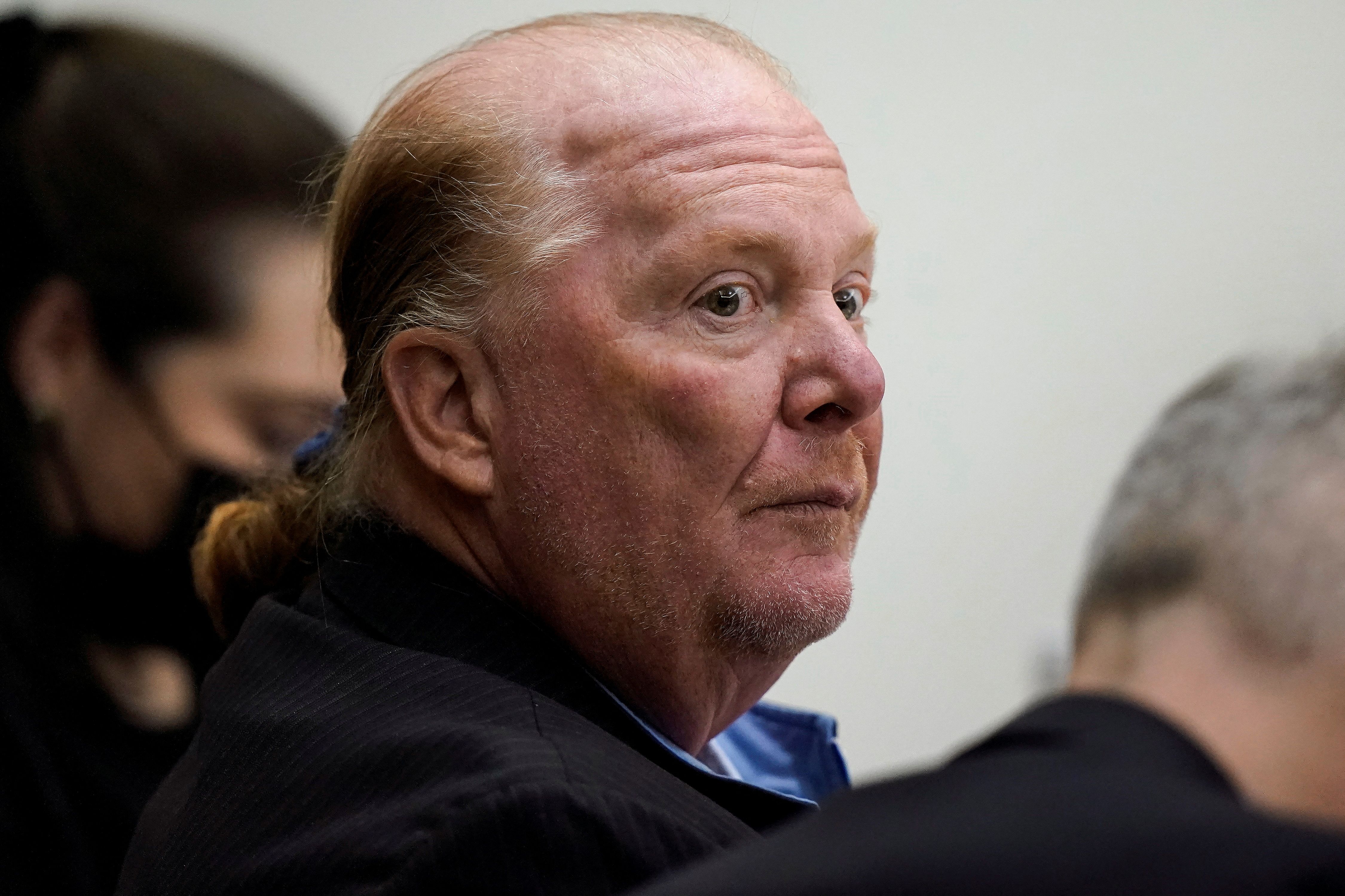 Chef celebridade Mario Batali durante julgamento no tribunal municipal de