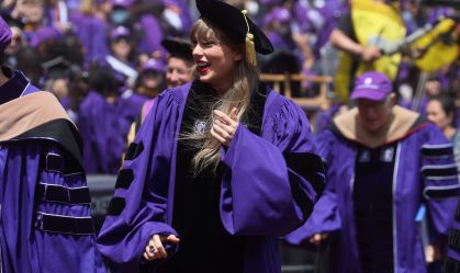Taylor Swift recebe doutorado honorário da Universidade de Nova York