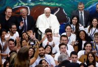 Cantor Bono e papa Francisco mostram sintonia durante evento em Roma