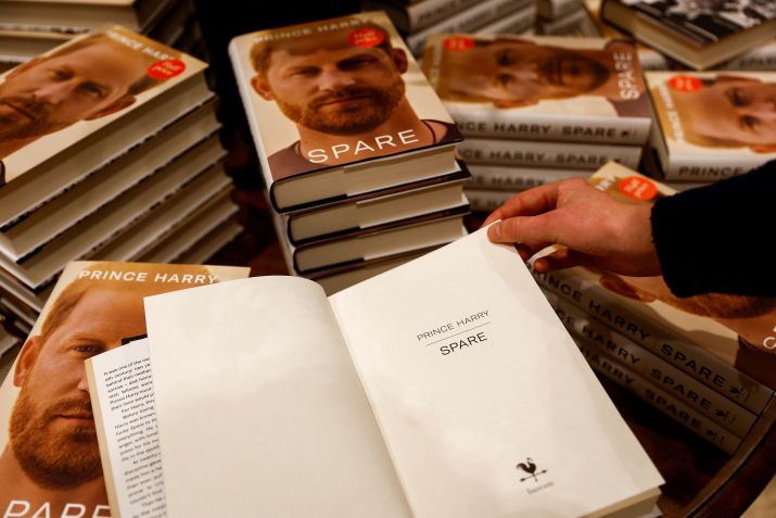 Autobiografia do príncipe Harry "Spare" em livraria de Londres / 10/01/2023 REUTERS/Peter Nicholls