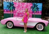 ‘Barbie’: veja looks icônicos da boneca usados recentemente por Margot Robbie