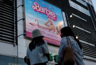 “Barbie” supera “Batman: O Cavaleiro das Trevas” e se torna o filme com maior bilheteria da Warner nos EUA