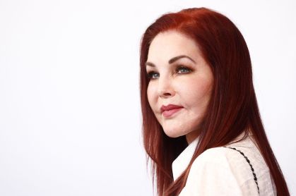 Priscilla Presley posa para foto durante Festival de Cinema de Veneza