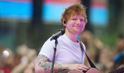 Ed Sheeran é abordado por policiais na Índia por tocar na rua sem permissão