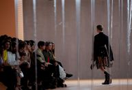 Prada compra Versace em negócio avaliado em 1,25 bilhão de euros