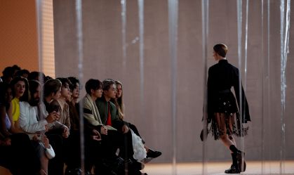 Prada compra Versace em negócio avaliado em 1,25 bilhão de euros