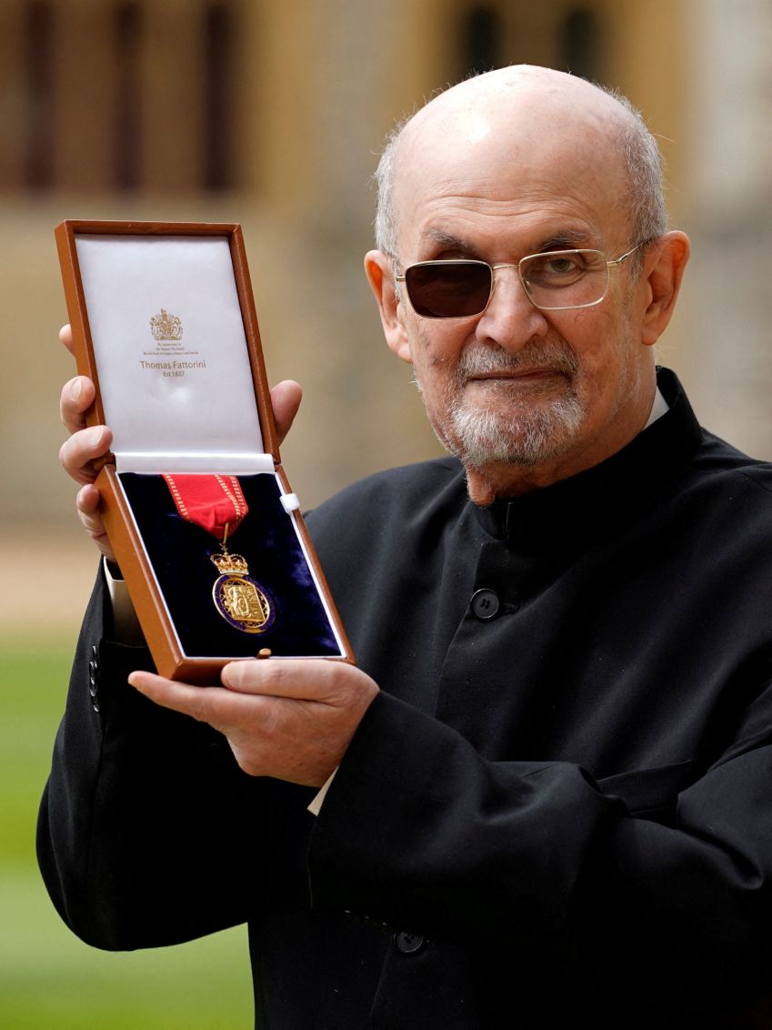 Salman Rushdie posa após receber honraria no Castelo de Windsor, Berkshire, no Reino Unido / 23/05/2023 Andrew Matthews/Pool via REUTERS