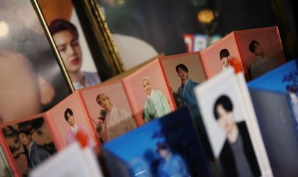 Produtos do grupo de K-pop BTS vistos em Seul