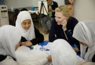 Atriz Cate Blanchett pede foco na educação para refugiados em fórum global