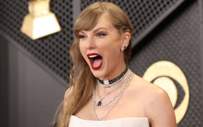 Taylor Swift posa no tapete vermelho da 66ª edição do Grammy Awards em Los Angeles, Califórnia, EUA