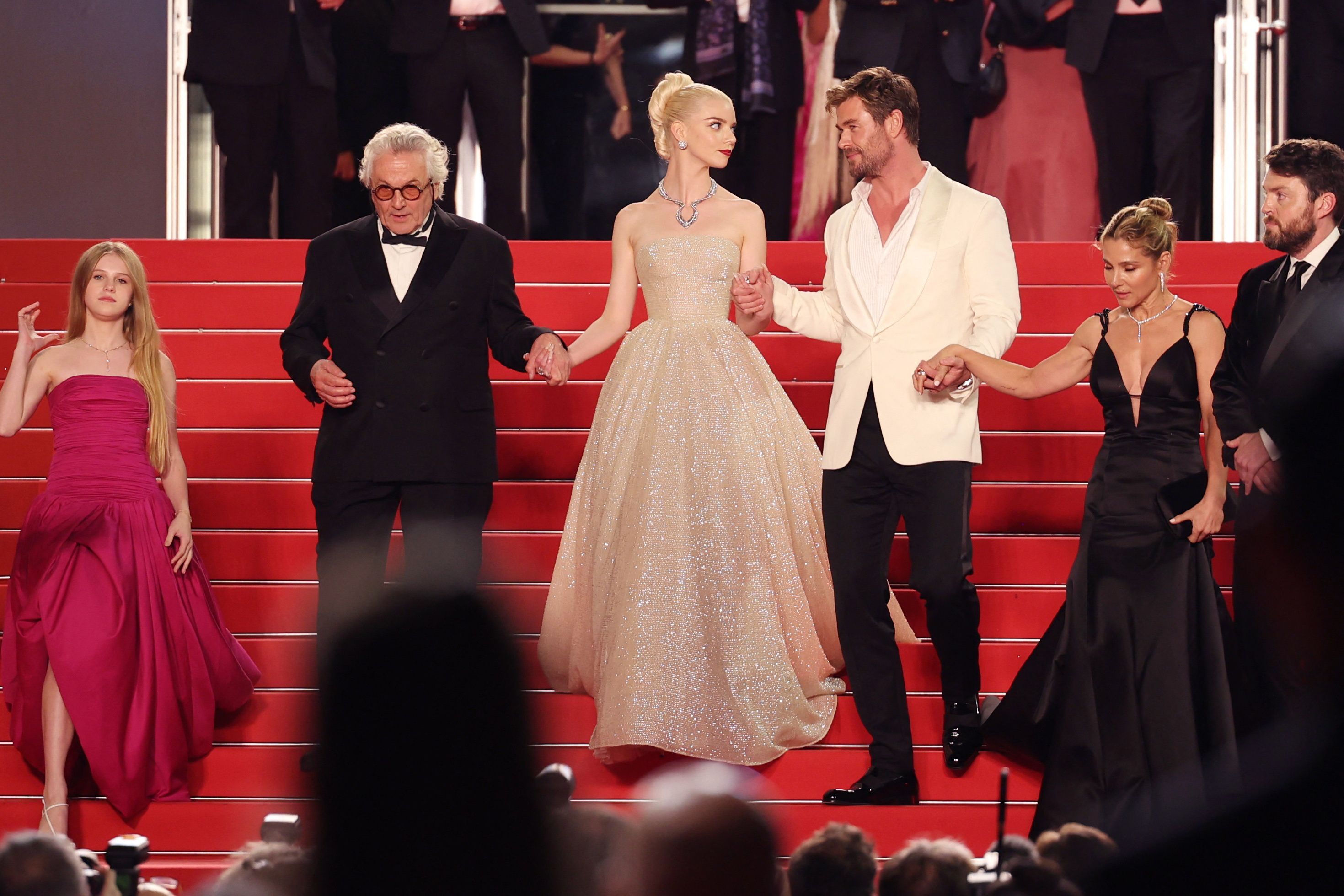 Anya Taylor-Joy, Alyla Browne, Chris Hemsworth com a esposa Elsa