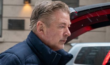 Caso de homicídio de Alec Baldwin é arquivado pelos promotores do Novo México